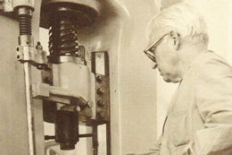 Domingo Garagorri al lavoro nel suo laboratorio