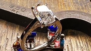 Anello in platino su banco di lavoro